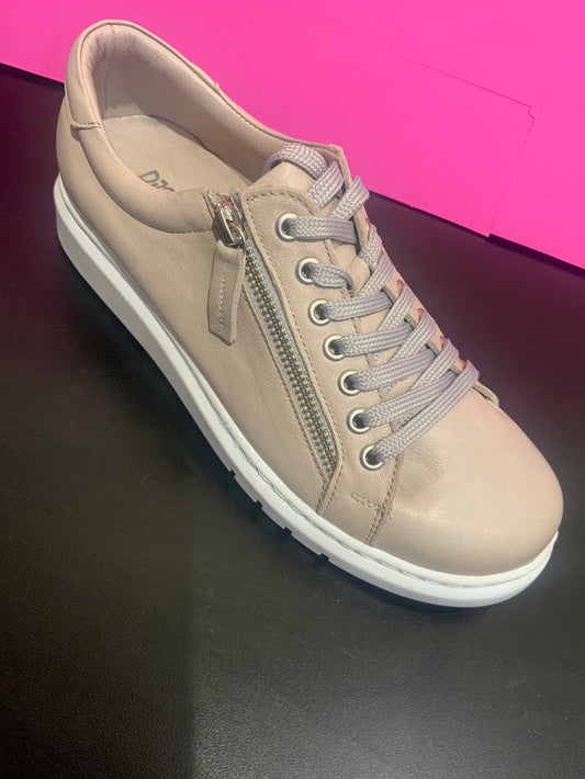 Tatter taupe